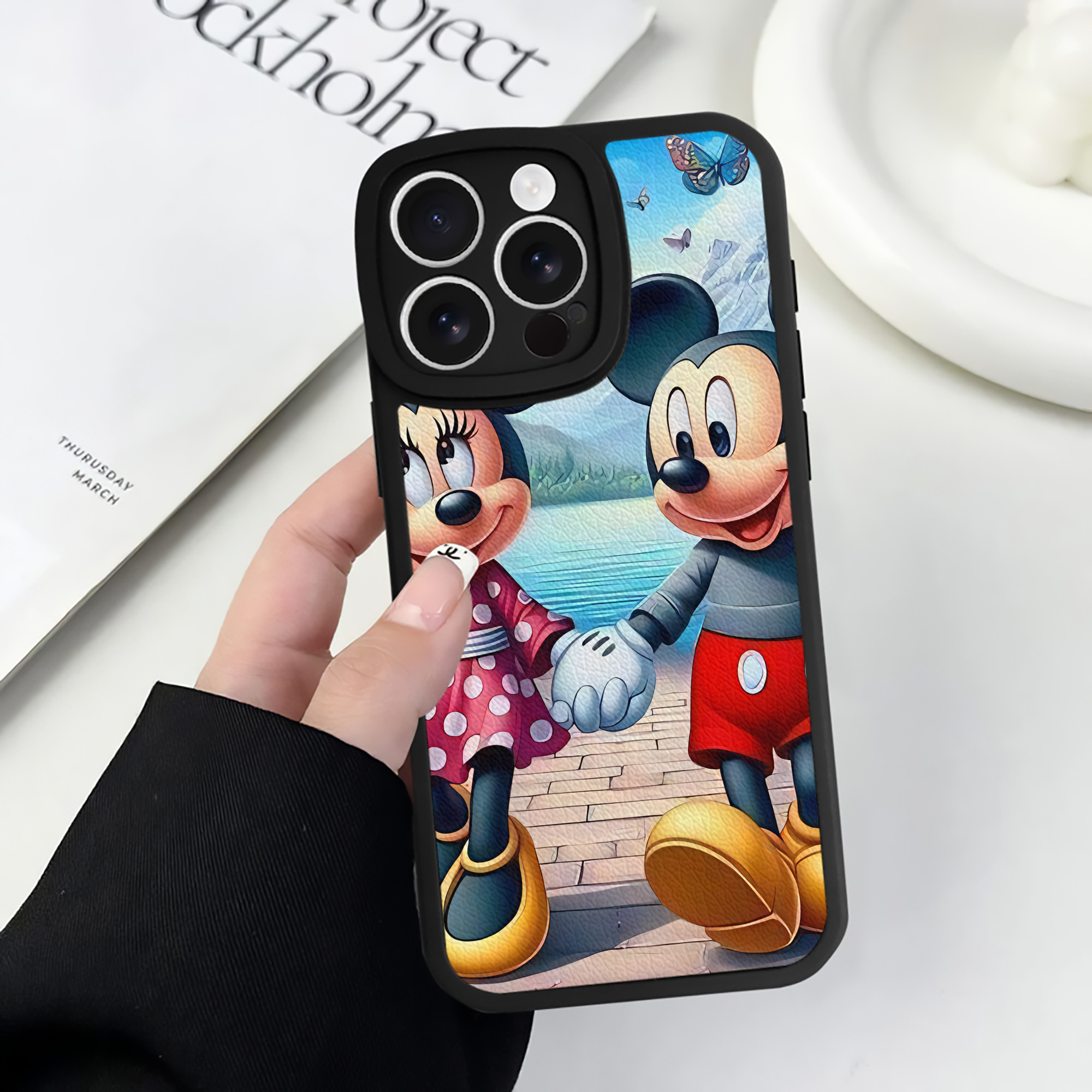 （画像用） ミッキーマウス Mickey Mouse 【iPhone 16シリーズ対応】シリコンスマホケース（レザー調） 材質：シリコン